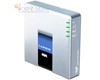 Modem routeur vocal un port FXS et un port FXO
Le SPA3102 permet la connexion de téléphones standards et de fax à des réseaux de données IP et comporte également une connexion intégrée pour les applications d'« activation et de désactivation des sauts »